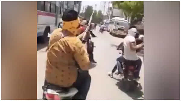 మధ్యప్రదేశ్ లో జనతా కర్ఫ్యూను ఉల్లంఘించి యువకుల వీరంగం, చేతుల్లో గన్స్ తో వీధుల్లో కాల్పులు