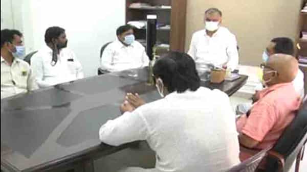Huzurabad Operation: సీన్లోకి ఎంటర్ అయిన ట్రబుల్ షూటర్ మంత్రి హరీష్ రావు.. హుజూరాబాద్ ఆపరేషన్ షురూ..!