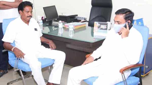 MLA Kakani : ఆనందయ్యతో కాకాణి చర్చలు.. అధ్యయనం నేపథ్యంలో ప్రస్తుతానికి ఎవరూ కృష్ణపట్నం రావొద్దని ఎమ్మెల్యే మనవి
