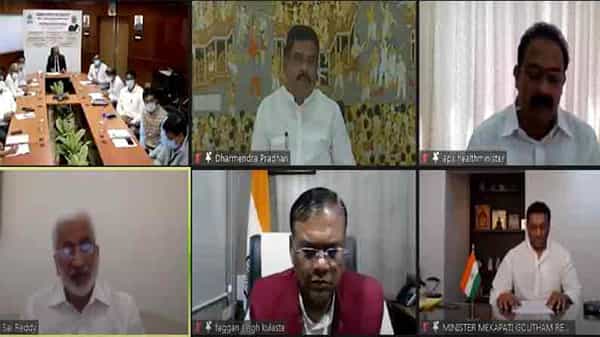 Vizag Steel : కరోనా నుంచి ఎన్నో ప్రాణాలు కాపాడిన ఘనత వైజాగ్ స్టీల్ దే.. ప్రైవేటీకరిస్తే ఇంత సేవ చేసి ఉండేదా? : విజయసాయి