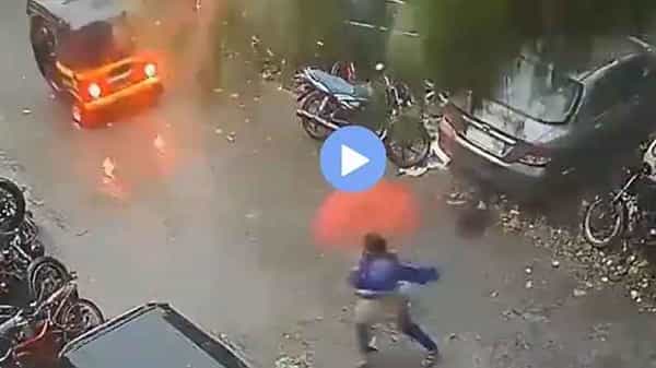 Mumbai Rains: ఆమెకు ఇంకా భూమి మీద నూకలు ఉన్నాయి.. వామ్మో రెప్పపాటులో తప్పించుకుంది.. ఎలానో చూడండి..