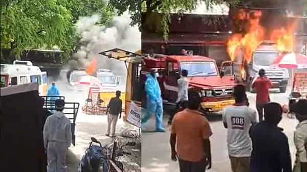 Oxygen cylinders explode : అంబులెన్స్ లో ఒక్కసారిగా పేలిన ఆక్సిజన్ సిలిండర్లు.. ఎగసిపడుతున్న మంటలు