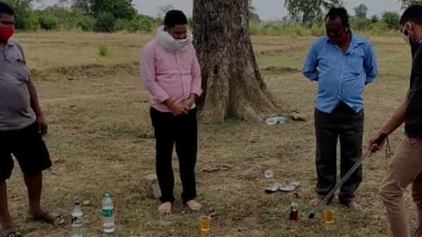 Telangana Lockdown: లాక్డౌన్లో ఊరి బయట సీక్రెట్గా మందు సిట్టింగ్.. లాఠీలతో స్పాట్కు పోలీసులు.. అసలు ఎలా తెలిసిందంటే..