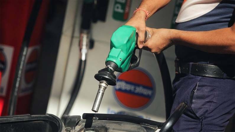 Petrol Diesel Price Today: ప్ర‌ధాన న‌గ‌రాల్లో శుక్ర‌వారం పెట్రోల్‌, డీజిల్ ధ‌ర‌ల్లో నో ఛేంజ్‌.. కొన్ని ప్రాంతాల్లోమాత్రం పెరుగుద‌ల‌..