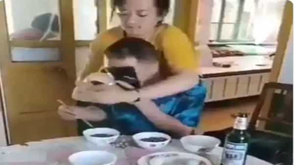 Viral Video: తినేటప్పుడు కూడా ఫోన్లో ముఖం పెట్టిన వ్యక్తి.. అతడి భార్య ఎలా తిక్క కుదిర్చిందో చూడండి