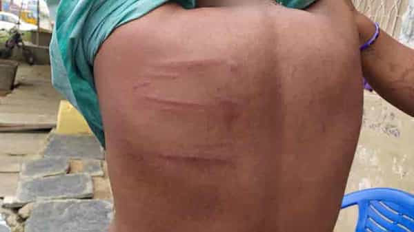 Police brutality : పోలీసుల పైశాచికత్వానికి అడ్డూ అదుపూ ఉండటం లేదంటోన్న జనాలు, మనుషులను గొడ్లను బాదినట్లు బాదుతున్నారంటూ ఆగ్రహం