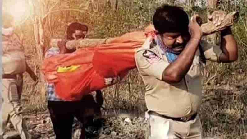 మానవత్వం చాటిన కానిస్టేబుల్… రెండు కిలోమీటర్లు భుజాలపై శవాన్ని మోసుకుంటూ..!