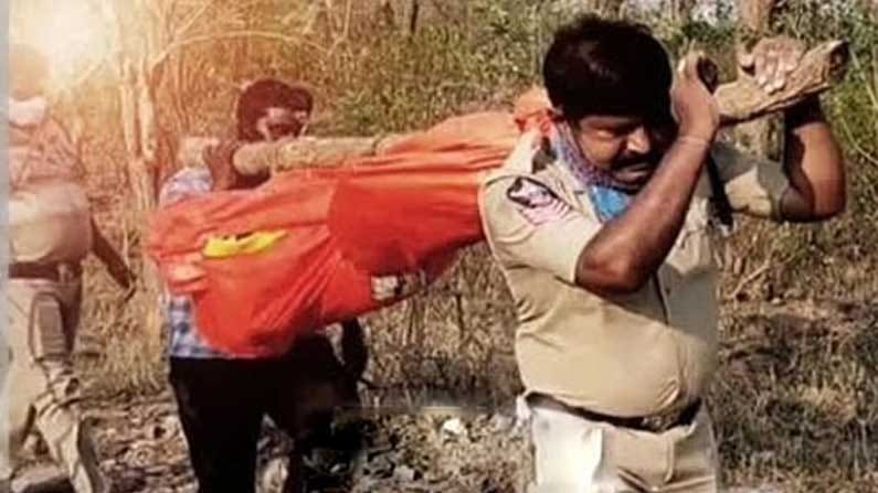 మానవత్వం చాటిన కానిస్టేబుల్… రెండు కిలోమీటర్లు భుజాలపై శవాన్ని మోసుకుంటూ..!