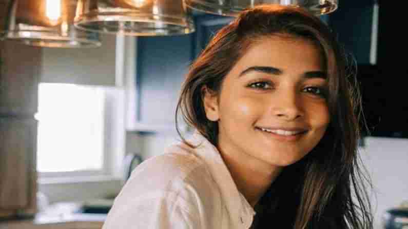 Pooja Hegde: కోవిడ్‏ను జయించిన పూజా హెగ్డే... స్టుపిడ్‌ కరోనాను తన్నేశా అంటూ ట్వీట్..