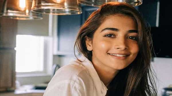 Pooja Hegde: కోవిడ్ను జయించిన పూజా హెగ్డే... స్టుపిడ్ కరోనాను తన్నేశా అంటూ ట్వీట్..