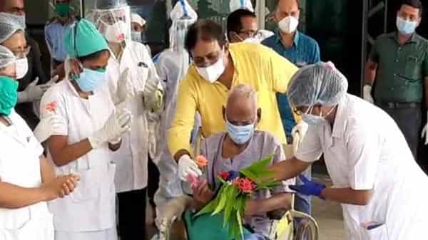 Coronavirus: కరోనాను జయించి కోవిడ్ బాధితులకు స్ఫూర్తిగా నిలుస్తున్న ఒకే కుటుంబంలోని 26 మంది