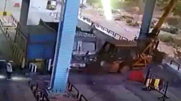 Toll Plaza Lorry Accident: టోల్ ఫ్లాజా వద్ద లారీ బీభత్సం... అదుపుతప్పి దూసుకెళ్లిన వాహనం.. ఇద్దరికి తీవ్ర గాయాలు