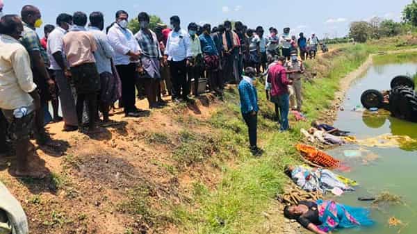 Road Accident: నెల్లూరులో విషాదం.. పనికి వెళ్తుండగా ట్రాక్టర్ బోల్తా.. ఐదుగురు కూలీల దుర్మరణం..