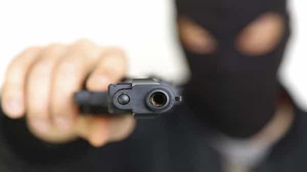Robbery In Vijayawada: విజయవాడలో నగల యజమానిలో ఇంట్లో దోపిడీ.. నకిలీ పిస్తోల్తో బెదిరించి..