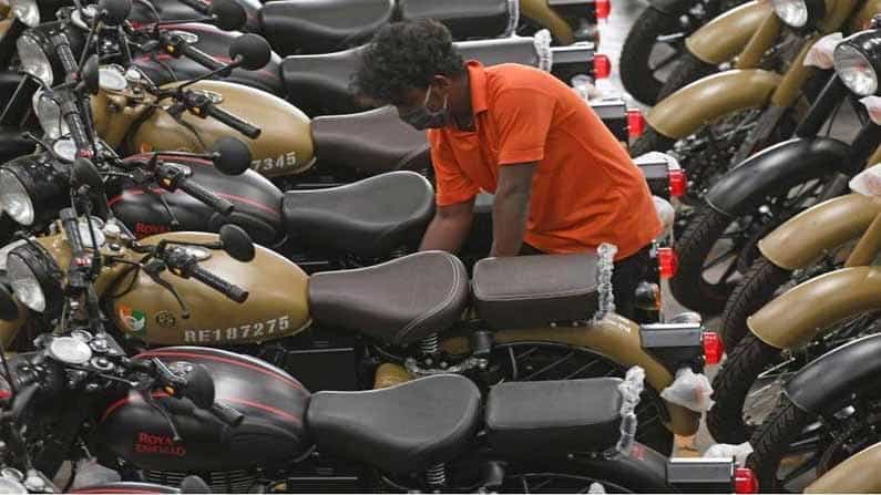 ఈ క్రమంలో ముందస్తు జాగ్రత్తగా అన్ని వాహనాలను వెనక్కి తీసుకుంటున్నట్లు సంస్థ చెబుతోంది. వెనక్కి రప్పించిన వాహనాలను పరిశీలించి అవసరమైన పార్టును రీప్లేస్ చేస్తామని రాయల్ ఎన్ఫీల్డ్ చెబుతోంది. అయితే పది శాతం వాహనాలకు మాత్రమే ఈ రీప్లేస్మెంట్ అవసరమవుతుంది. ఇలాంటి ఇబ్బంది ఉన్న వాహనాల ఓనర్లను రాయల్ ఎన్ఫీల్డ్ టీమ్ కాంటాక్ట్ అవుతుంది. లేకపోతే వినియోగదారులు కూడా డీలర్ షిప్ను కాంటాక్ట్ చేయవచ్చు.