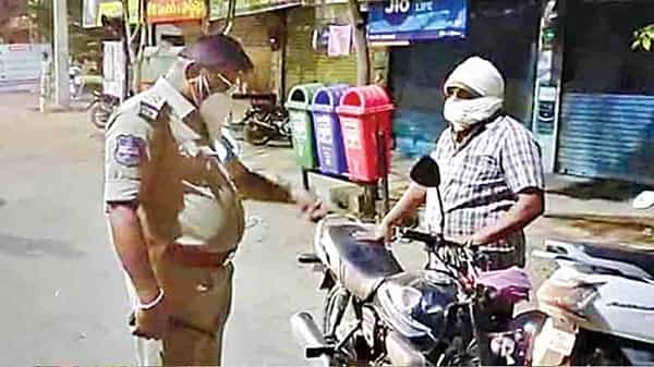 Siddipet Additional SP: తలకు రుమాలు, ఆఫ్ షర్ట్తోపాటు పాత మోటార్ బైక్.. మారువేషంలో ఆడిషనల్ ఎస్పీ.. పోలీసులకు షాక్..!