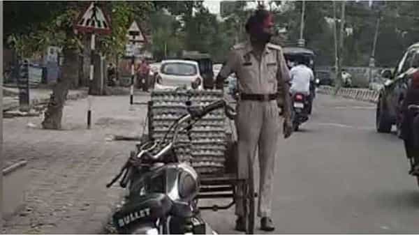 Stealing Eggs: కక్కుర్తి కానిస్టేబుల్.. కోడిగుడ్లు దొంగతనం చేసి దొరికిపోయాడు..ఎక్కడంటే..