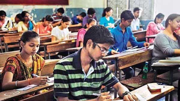 AP Tenth Exams : పదో తరగతి పరీక్షలపై కొనసాగుతున్న ఉత్కంఠ..! వ్యాక్సినేషన్ పూర్తయ్యాకే నిర్వహించాలని పిటిషనర్ల వాదన..