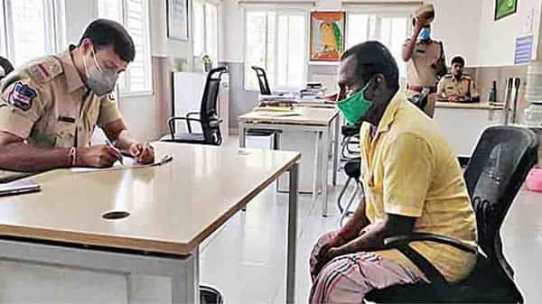 Chandrababu: చంద్రబాబు నివాసం వద్ద అనుమానిత వ్యక్తి.. అదుపులోకి తీసుకున్న పోలీసులు.. అసలు విషయం తెలియడంతో...