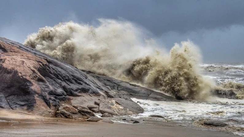 Tauktae Cyclone: అతి భీక‌ర తుపానుగా మారిన 'తౌక్టే'.. అప్ర‌మ‌త్త‌మైన గుజ‌రాత్‌, మ‌హారాష్ట్ర ప్ర‌భుత్వాలు..