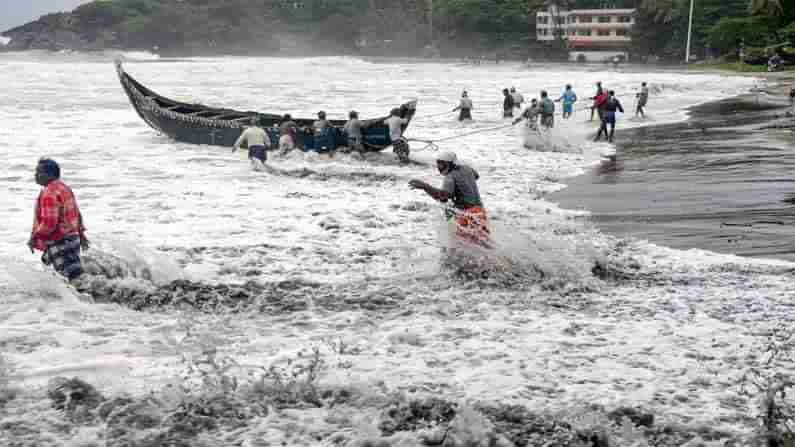 Cyclone Tauktae: బీభత్సం సృష్టిస్తున్న ‘తౌటే’ తుఫాను.. 273 మందితో కొట్టుకుపోయిన నౌక.. రంగంలోకి దిగిన సహాయక బృందాలు..!