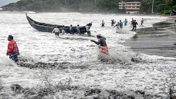 Cyclone Tauktae: బీభత్సం సృష్టిస్తున్న ‘తౌటే’ తుఫాను.. 273 మందితో కొట్టుకుపోయిన నౌక.. రంగంలోకి దిగిన సహాయక బృందాలు..!