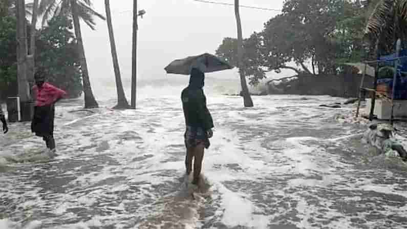 Tauktae Cyclone: కేర‌ళ‌ను అత‌లాకుత‌లం చేస్తోన్న తౌతే తుపాను.. ‘రెడ్ అలెర్ట్’ ప్ర‌క‌టించిన వాతావ‌ర‌ణ శాఖ‌..