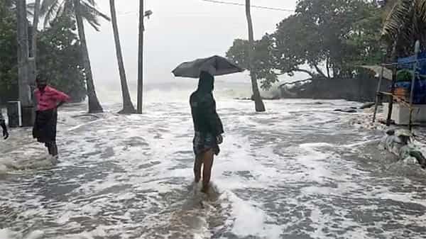 Tauktae Cyclone: కేరళను అతలాకుతలం చేస్తోన్న తౌతే తుపాను.. ‘రెడ్ అలెర్ట్’ ప్రకటించిన వాతావరణ శాఖ..