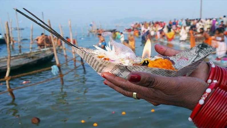 ఈరోజున బ్రహ్మణులు, పేదలకు విరాళాలు, ఆహారం, బట్టలు ధానం చేయాలి. అలాగే పక్షుల కోసం కొన్ని విత్తనాలు, మిల్లెట్ అందచేయాలి. 