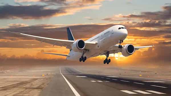 Domestic Flights: కేంద్రం కీలక నిర్ణయం.. దేశీయ విమాన సర్వీసుల సామర్థ్యం పెంపు.. ఉత్తర్వులు జారీ..