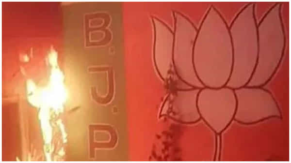 బెంగాల్ లో అప్పుడే హింస, బీజేపీ కార్యకర్తలపై టీఎంసీ వర్గీయుల దాడులు, నివేదిక కోరిన కేంద్రం