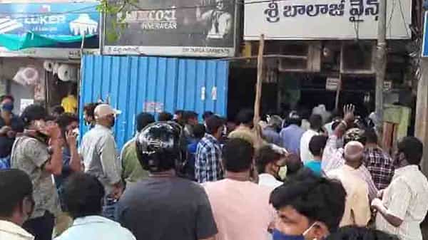 Wines Shops Rush: తెలంగాణలో లాక్డౌన్ ప్రకటించిన సర్కార్.. వైన్ షాపులకు పరుగు పెడుతున్న మందుబాబులు..!