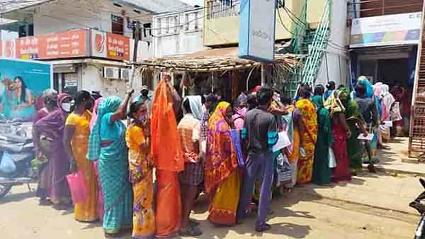 Rush to Aadhaar Centres: ‘చేయూత’ కోసం మహిళల అవస్థలు.. ఆధార్ కేంద్రాల వద్ద పడిగాపులు.. కనిపించని కోవిడ్ రూల్స్