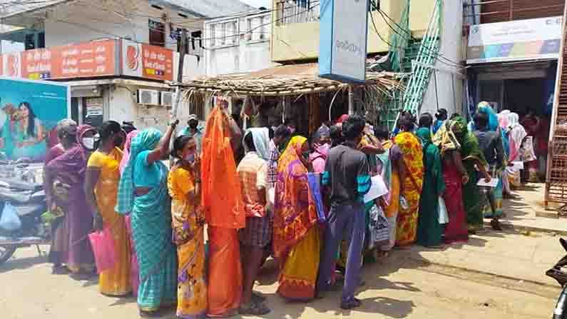 Rush to Aadhaar Centres: ‘చేయూత’ కోసం మహిళల అవస్థలు..  ఆధార్‌ కేంద్రాల వద్ద పడిగాపులు.. కనిపించని కోవిడ్ రూల్స్