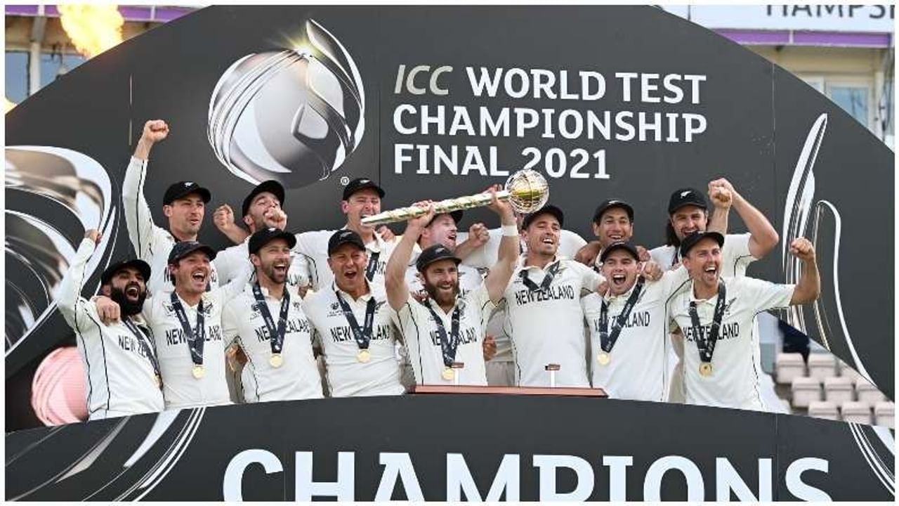 ICC Tournaments: ఐసీసీ ట్రోఫీని అందుకోవాలని ప్రతీ టీమ్ కోరుకుంటుంది. కానీ, కొన్ని టీంలకు మాత్రమే అది సాధ్యమవుతుంది. ఇప్పటి వరకు కొన్ని జట్లు ఐసీసీ ట్రోఫీలు గెలుచుకోగా, మరికొన్నింటికి అందకుండానే పోతోంది. ఆఫ్ఘనిస్తాన్, జింబాంబ్వే , బంగ్లాదేశ్ లాంటి చిన్న జట్లు ఒక్క టైటిల్ కూడా ఇప్పటి వరకు గెలవలేదు. ఎంతో ప్రతిష్ఠాత్మకంగా నిర్వహించిన తొలి ప్రపంచ టెస్టు ఛాంపియన్​షిప్ (డబ్ల్యూటీసీ) 2021 టైటిల్‌ను ఎట్టకేలకు కివీస్ ముద్దాడింది. దీంతో కివీస్ ఖాతాలో ఓ పెద్ద ఐసీసీ ట్రోఫీ చేరింది. గత ఏడేళ్లలో జరిగిన ఐసీసీ టోర్నీల్లో ప్రతిసారి కొత్త జట్టు విజేతగా నిలివడం ఆనవాయితీగా వస్తోంది. ఆ వివరాలను చూద్దాం.