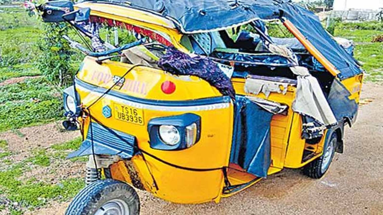 Accident in Kamareddy : కామారెడ్డి జిల్లాలో లారీ డ్రైవర్ బీభత్సం.. వెనక  నుంచి ఆటోను ఢీకొట్టిన లారీ.. ఇద్దరు మృతి10 మందికి గాయాలు | Lorry driver  assaulted in kamareddy district lorry collided with an auto from behind two  killed10 injured | TV9 Telugu