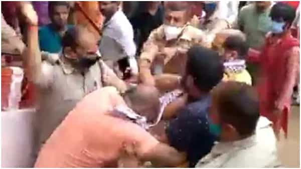 బిగ్ బీ అమితాబ్ బచ్చన్ కుటుంబ పూజారిపై పోలీసుల దాడి.......గుడిలోనే ఘర్షణల పర్వం