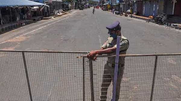 Andhra Pradesh: ఏపీలోని ఆ ప్రాంతాలలో ఉధృతంగా కరోనా వ్యాప్తి.. కర్ఫ్యూ విధింపు