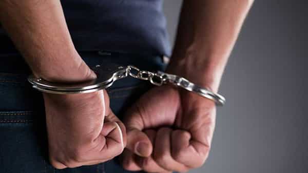 Man jailed: బాలికకు బీరు తాపించిన తండ్రి.. రంగంలోకి దిగిన పోలీసులు.. ఆ తర్వాత ఏమైందంటే..?