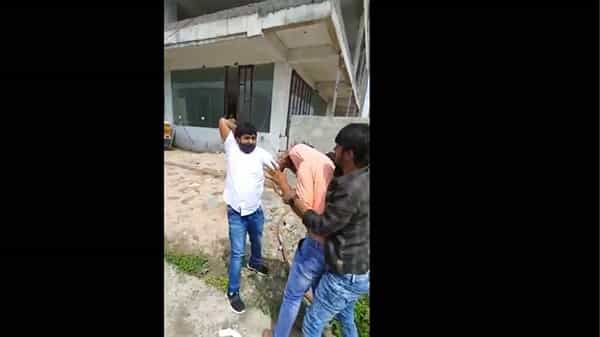 Attack On Police: పటాన్చెరులో విచారణకోసం వెళ్లిన కానిస్టేబుల్పై దాడికి దిగిన వ్యక్తులు.. అరెస్ట్ చేసిన..