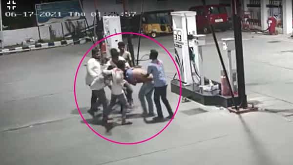 Group Attack: గుంటూరులో ఆకతాయిల హల్ చల్.. పెట్రోల్ బంక్ వర్కర్పై దాడి.. ఆపై కాళ్ల బేరానికి..