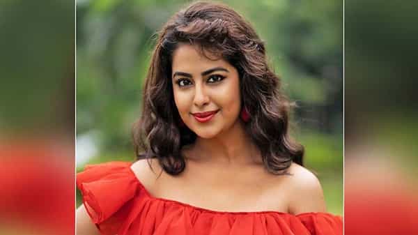 Avika Gor Birthday special: వానలో తడుస్తూ... చిందులేస్తున్న అందాల అవికా..