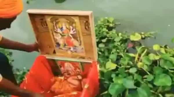 గంగా నదిలో కొట్టుకొచ్చిన చెక్కపెట్టె.. అందులో ఎర్రని వస్త్రంలో చిన్నారి.! ఎక్కడ నుంచి వచ్చిందంటే.!