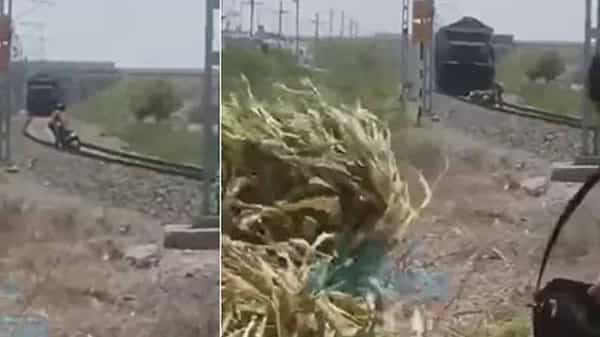 Viral Video : రైల్వే ట్రాక్పై ఇరుక్కున్న బైక్..! తరలించే ప్రయత్నం చేస్తుండగా వేగంగా వచ్చిన ట్రైన్..? ఒళ్లు గగుర్పొడిచే వీడియో..