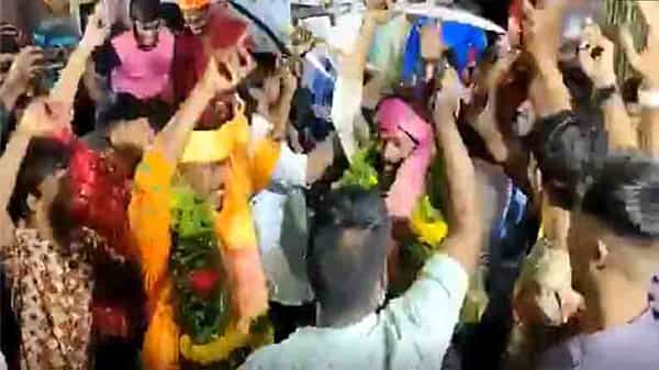 Hyderabad Covid Rules Violation: కోవిడ్ నిబంధనలు బేఖాతర్.. రూల్స్ బ్రేక్ చేస్తూ బర్త్ డే పార్టీ.. తల్వార్లతో డాన్సులు..!