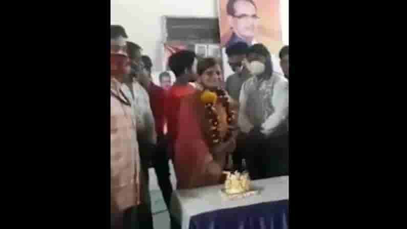 COVID-19 Norms: రెచ్చిపోయిన బీజేపీ నేత.. కోవిడ్ వ్యాక్సినేషన్ సెంటర్లో పుట్టిన రోజు వేడుకలు..