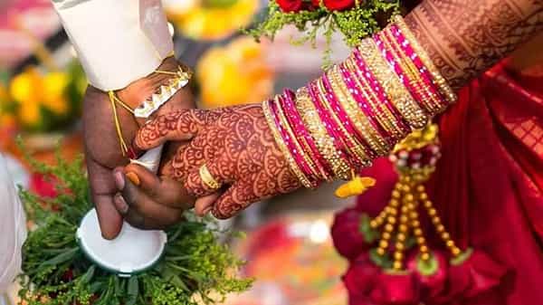 గుడిలో కుడికాలు పెట్టలేదని నవవధువు చెంప చెళ్ళుమనిపించిన ఆడపడుచు.. ఆ తర్వాత ఏం జరిగిందంటే?