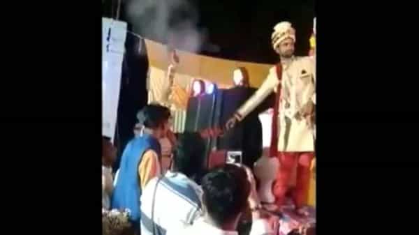 Watch: మరి కాసేపట్లో పెళ్లి.. గాల్లోకి వధువు కాల్పులు.. వీడియో వైరల్.. ఆ తర్వాత ఏమైందంటే..?