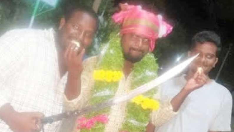 Telangana Crime News:  బర్త్ డే వేడుక‌ల్లో తల్వార్​తో కేక్​ కట్​ చేశారు.. పెద్ద త‌ల‌నొప్పే తెచ్చుకున్నారు