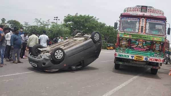 Road Accident: పెద్దపల్లి జిల్లాలో ఘోర రోడ్డు ప్రమాదం.. బైక్ను తప్పించబోయి బోల్తా పడిన కారు..